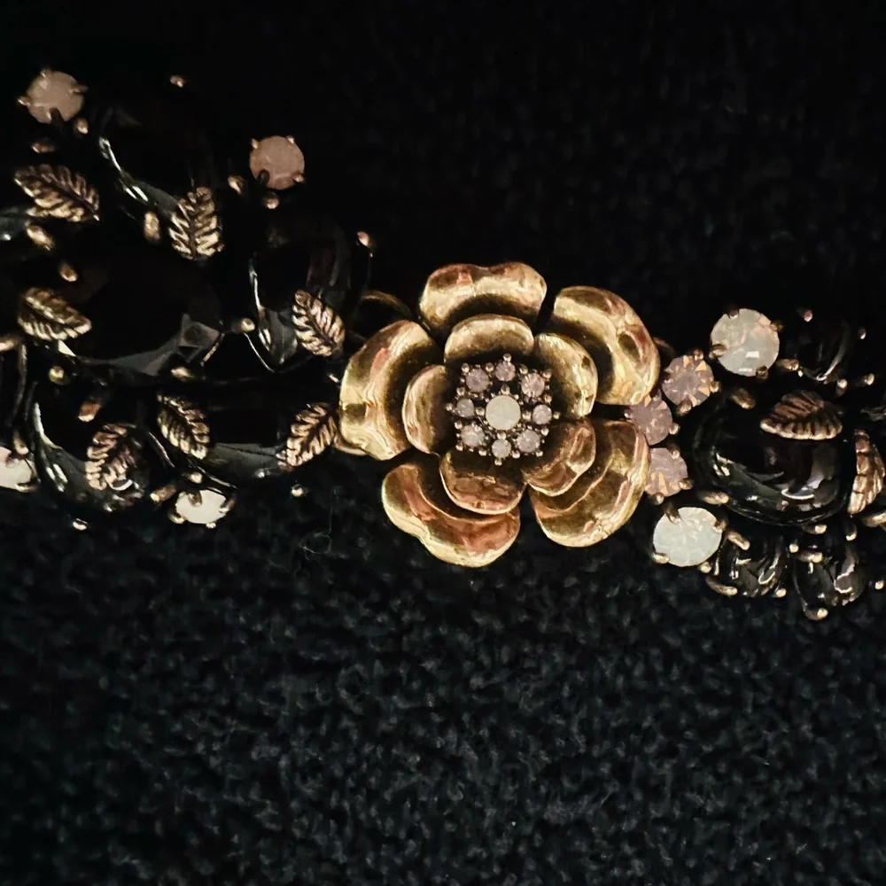 Exquisite Chloe + Isabel Black and Goldtone Floral Bracelet Intricate Accents - Picture 9 of 16